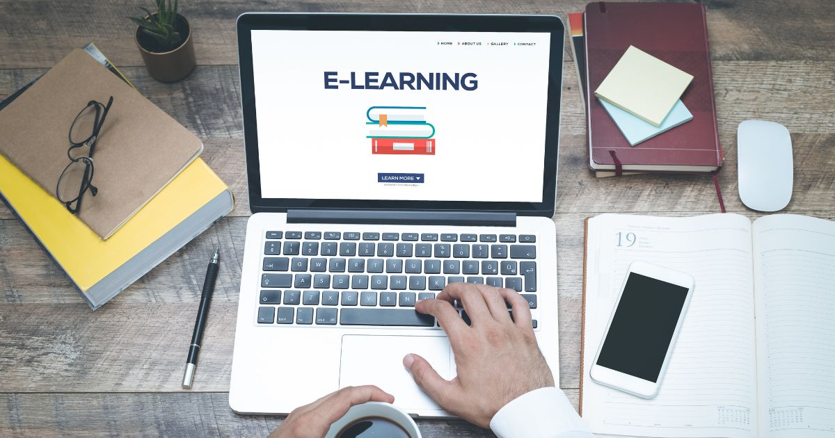 elearning là hình thức học trực tuyến qua các thiết bị điện tử
